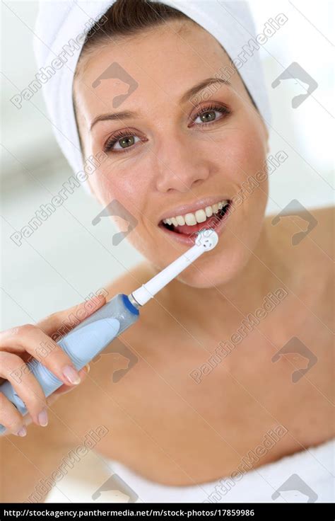 frau mit elektrischer zahnbuerste die zaehne putzen stock photo  bildagentur