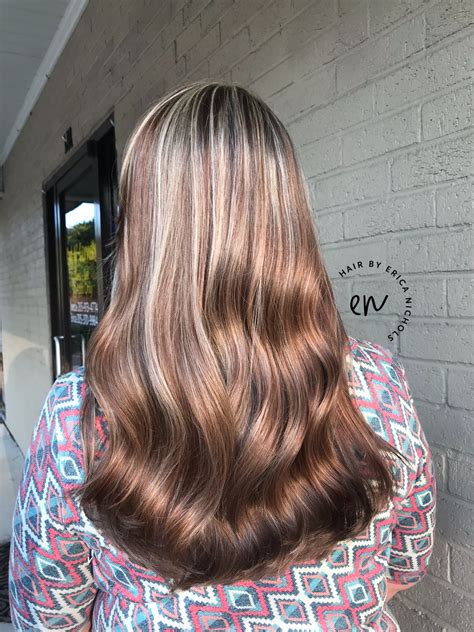 Style guides explain how auburn with blonde highlights complements skin 3