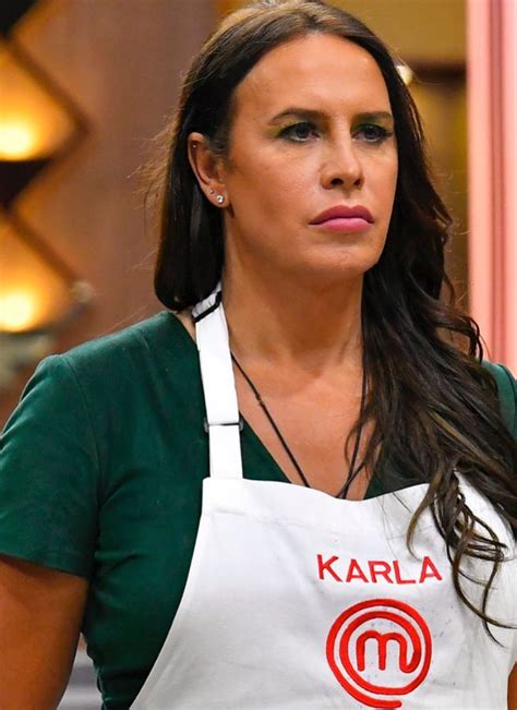 Karla Sofía Gascón se muestra desnuda, tapada con maripositas, y manda