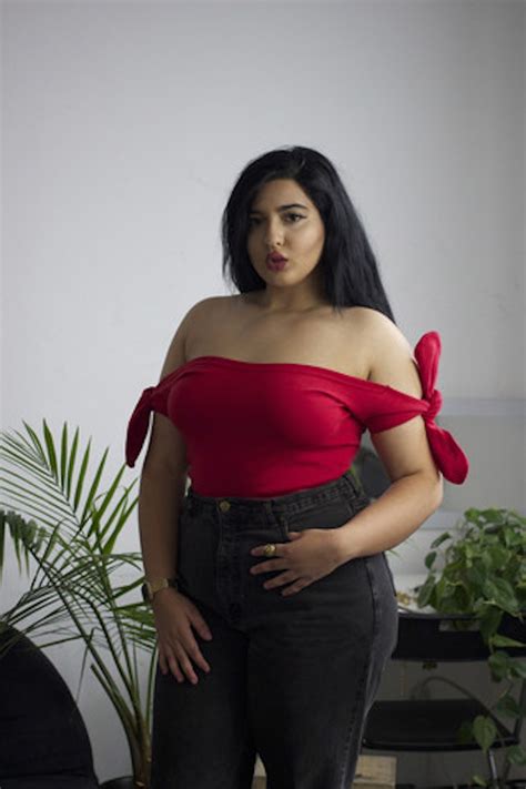 17 Spring Tops For Plus Size Women With Small Boobs — PHOTOS