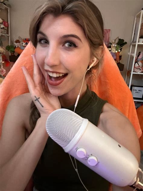 pre-stream selfie 4/15/2023 : r/FrivolousFox