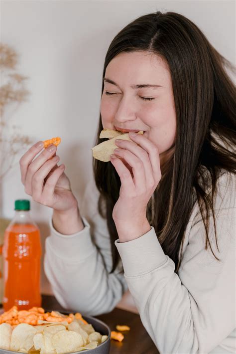 6 Tips To Swerve Those Late-Night Cravings