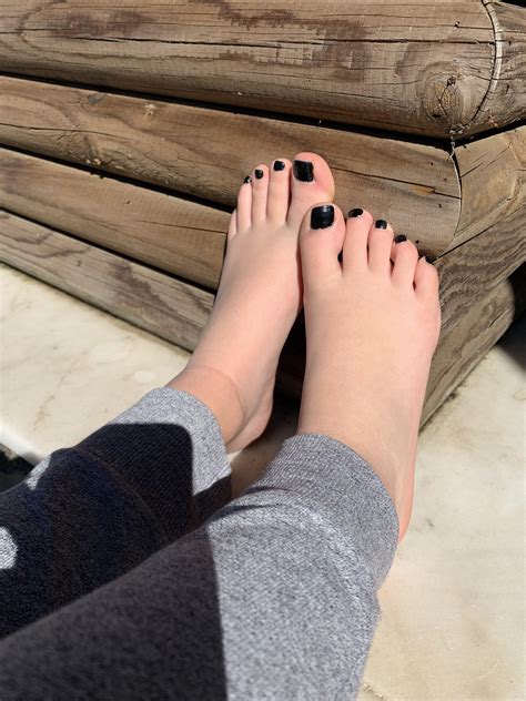 Tanning my feets for you 😘😘 : r/VerifiedFeet