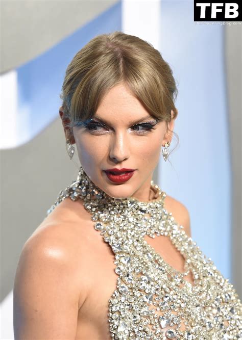 Taylor Swift Shows Off Her Sexy Legs At The 2022 MTV Video Music Awards