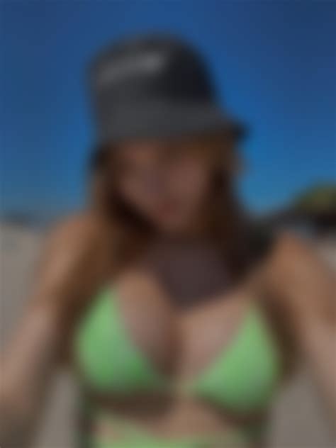 Beach time 🍒💦 : r/downblouse