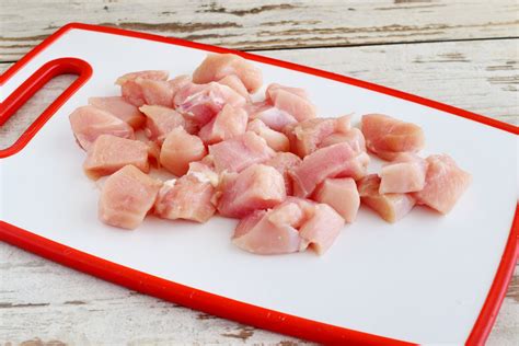 How To Cut Chicken Breast Into Small Pieces - Recipes.net