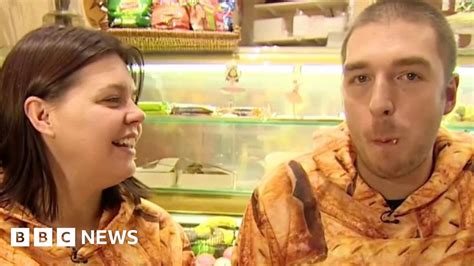 LadBaby sausage rolls topping Christmas charts again - BBC News