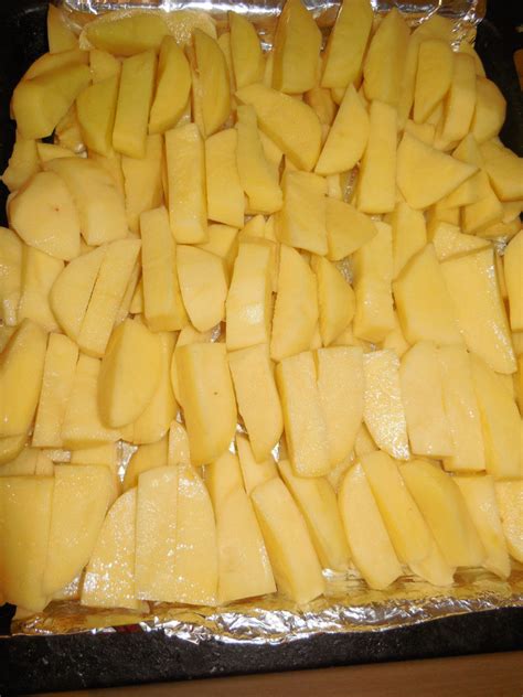 Куриные бедра с картошкой в духовке - как вкусно приготовить куриные ...