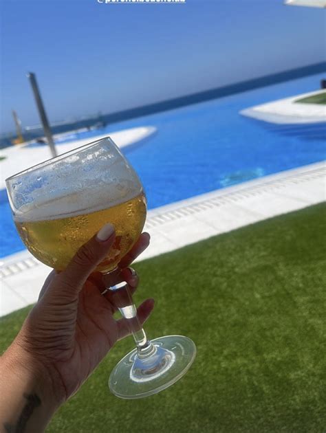 Anabel Pantoja, ajena al fin de 'Sálvame', se divierte en la piscina y