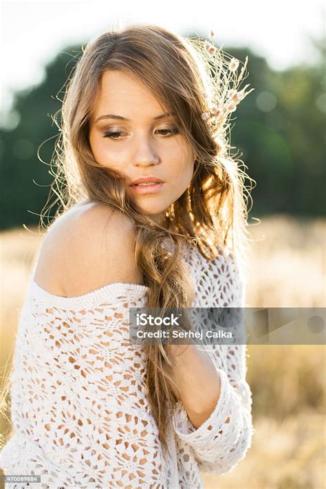 potret model wanita muda  cantik  lapangan foto stok