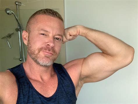 What’s growin on?! : r/bicepsporn