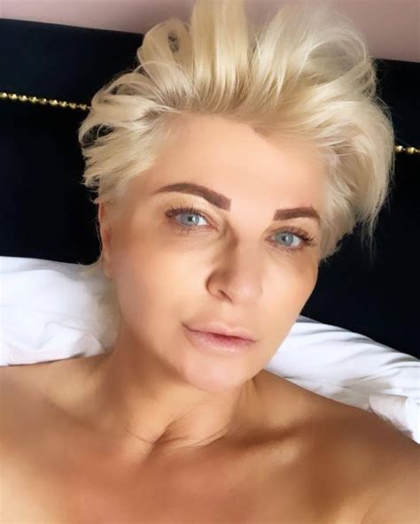 Силвена Роу си пусна снимка от спалнята