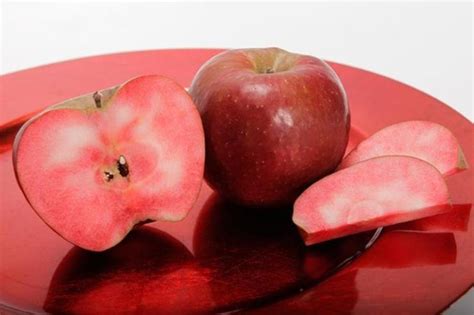 В Италии вывели необычный сорт яблок - красные внутри - foodandmood.com.ua