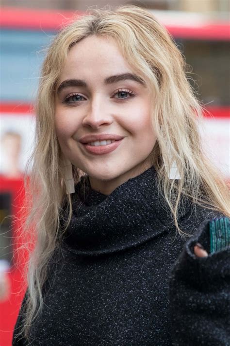 [100+] Sabrina Carpenter Achtergronden | Wallpapers.com