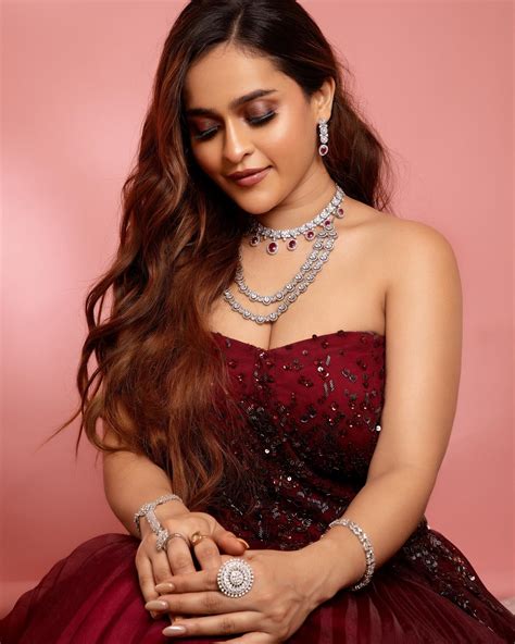 Prajakta dusane chubby cleavage exposed in strapeless gown