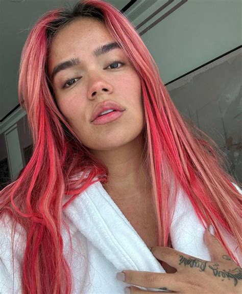 Karol G enfurece con revista por editar sus fotos en exceso: "esa