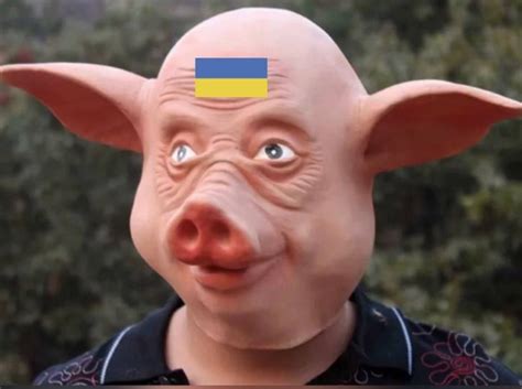 Создать мем "человек с носом свиньи, резиновая маска свиньи, лицо ...