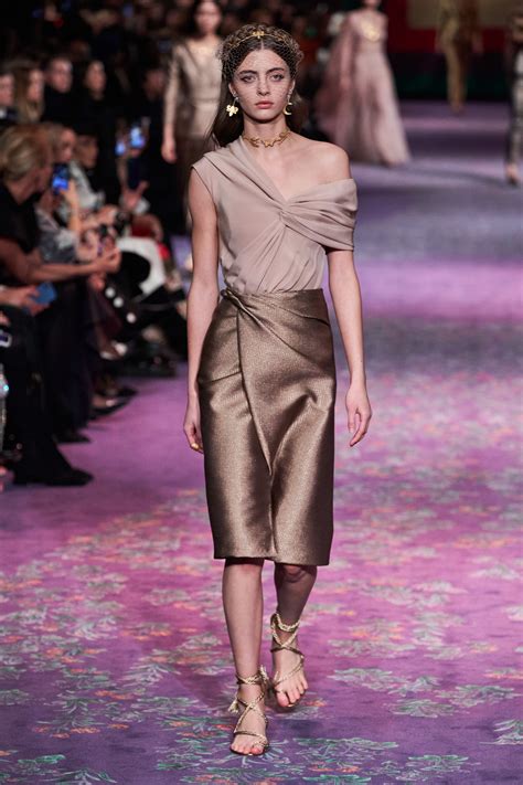 Что если бы женщины правили миром? Dior провели кутюрное шоу с ...