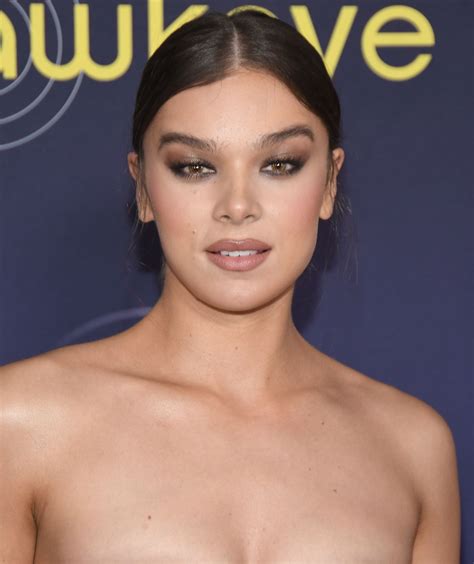 Hailee Steinfeld Nude Fakes