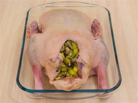 Утка, фаршированная грибами и картофелем