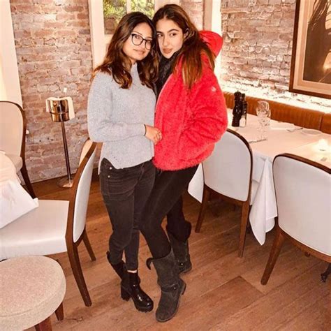 Sara Ali Khan experiments with her lip colour and we are all hearts for it
