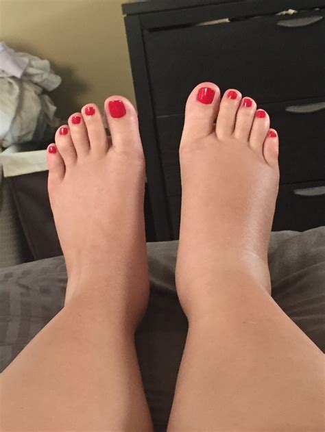 One leg more swollen than the other...39 weeks — The Bump