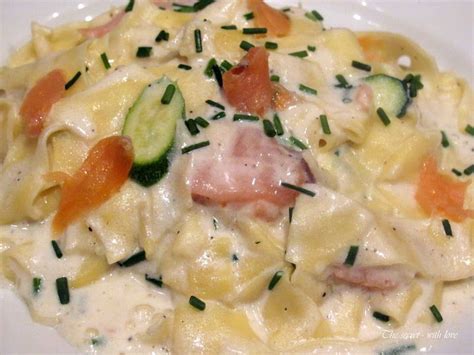 Продукти: 300 г прясна паста 100 г крема сирене 100 г пушена сьомга 2-3 ...