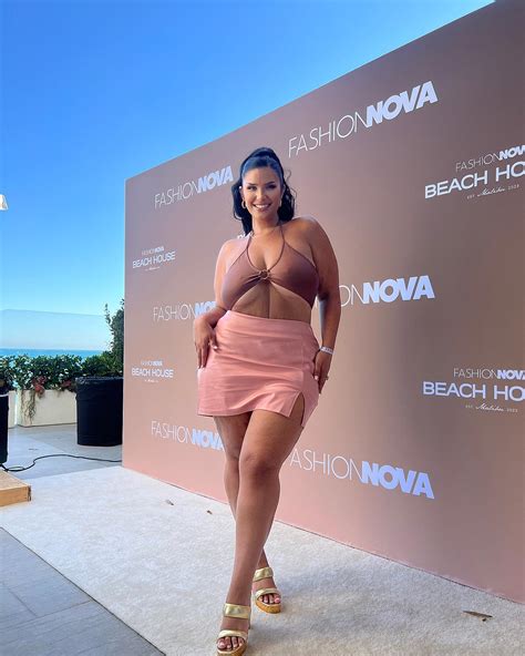 Brooke Barrows | loving the energy 🤍 @FashionNovaCurve | Instagram