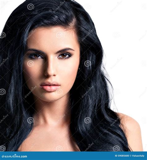 Mulheres Com Cabelo Preto - Retrato Da Jovem Mulher Bonita Com Cabelo Preto Foto de Stock - Imagem ...