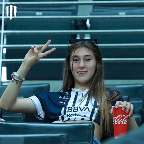 Tatiana Flores acude a Monterrey y se pone playera de las Rayadas