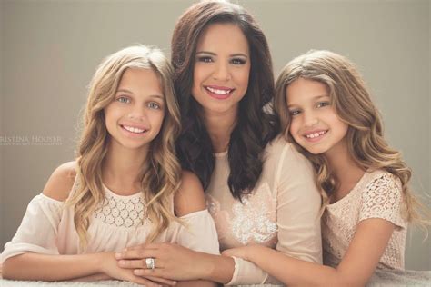 Mother daughter | Mother daughter photography poses, Mother daughter