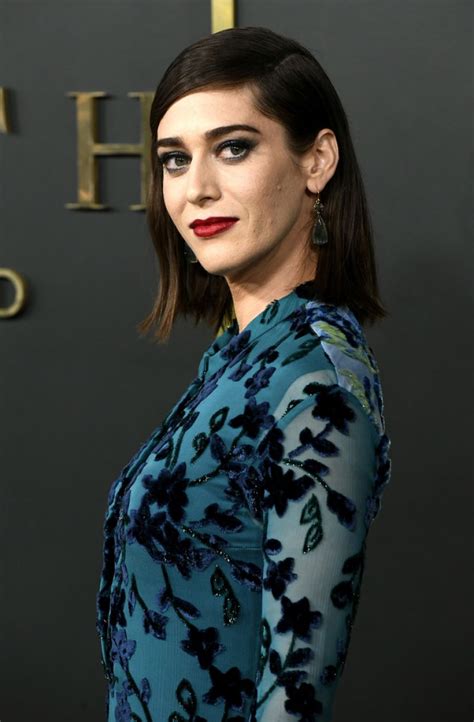 Lizzie Caplan - abroparaguas.com