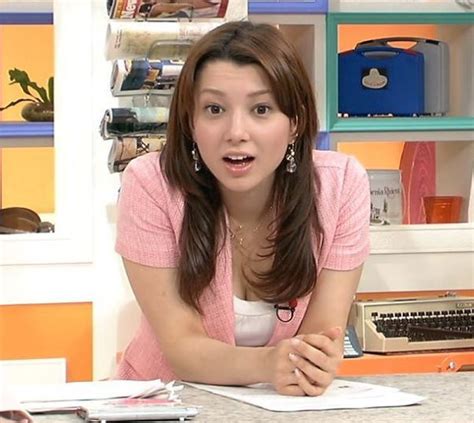 葉山エレーヌアナが前屈みで巨乳の谷間見えてます！ | 女子アナのお宝が大好き！！