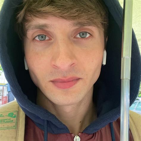 Storia - 📙 Ocean Vuong, autorul romanului „Pe pământ suntem