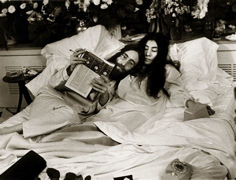 John Lennon y Yoko Ono y su encierro del que salió el "Give Peace a