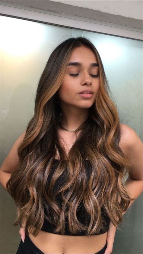 Morenas con cabello rubio: las técnicas para transformar tu look