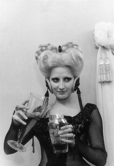 L'ultima provocazione di Julia Fox: le sopracciglia cancellate | Vanity