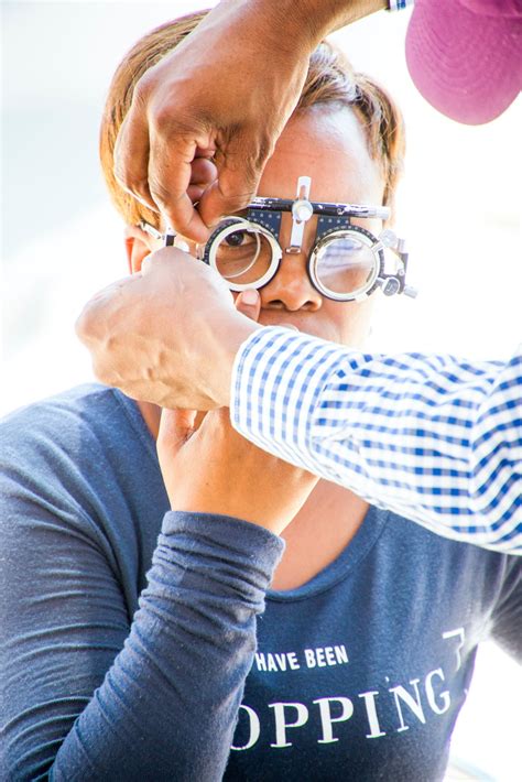 how to become a dispensing optician