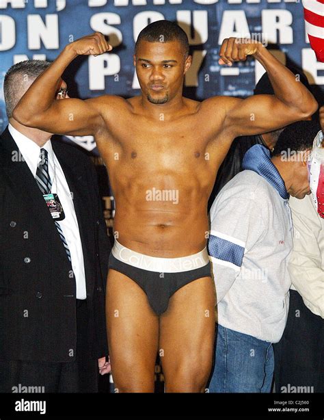 Felix Trinidad weighs in for his fight against Roy Jones at Madison ...