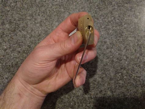 hold locks upside    tok  feels