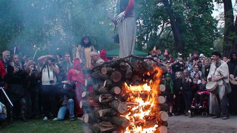 The Adventures of Jules and Becks: more witch burning
