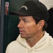 mark wahlberg hofft dass seine hingabe zum glauben seine kinder