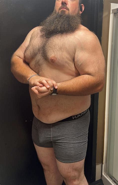 Shoulder veins were popping from tonight’s pump 🥵 : r/HairyChestedMen