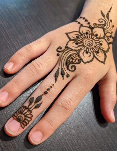 henna hand tattoo ideas 6