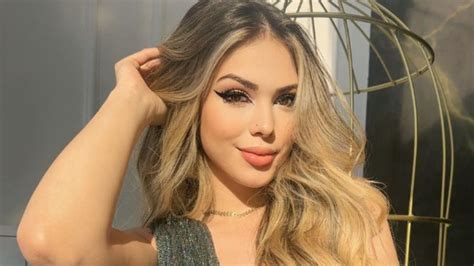 Melody mostra namorado mas detalhe indiscreto na roupa faz cantora 