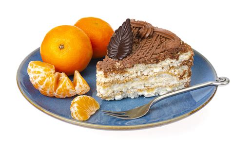 plato con porción de delicioso pastel casero decorado con chocolate