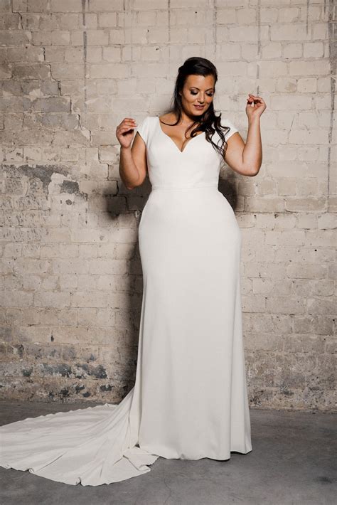 how to become a wedding dress model