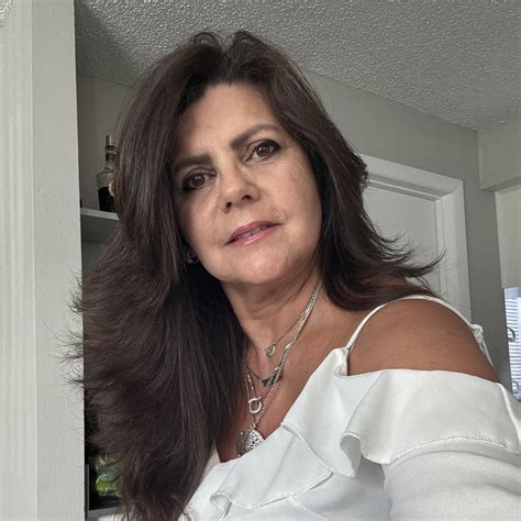 Aquele vestido colado tá lindo, mas a barriguinha resolveu dar o ar da