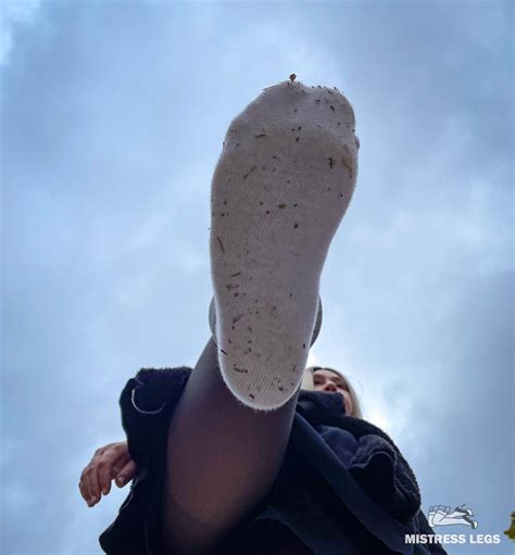 [F] Prepare to smell my dirty white socks : r/smellysocks