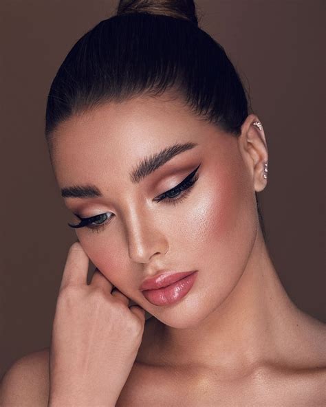 glossy makeup